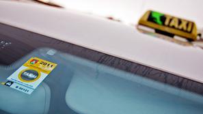 Več kot sto taksistov v Ljubljani že štiri mesece krši odlok. (Foto: Boštjan Tac