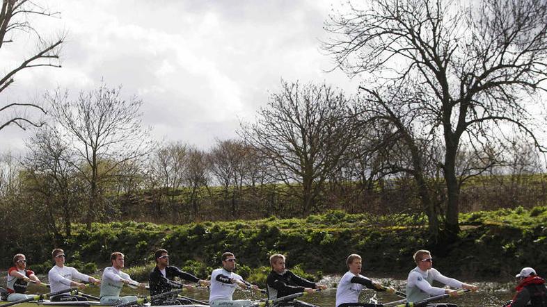 Posadka univerze Cambridge med treningom na Temzi. (Foto: Reuters)