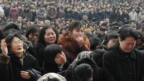 Množice žalujočih v Pjongjangu.