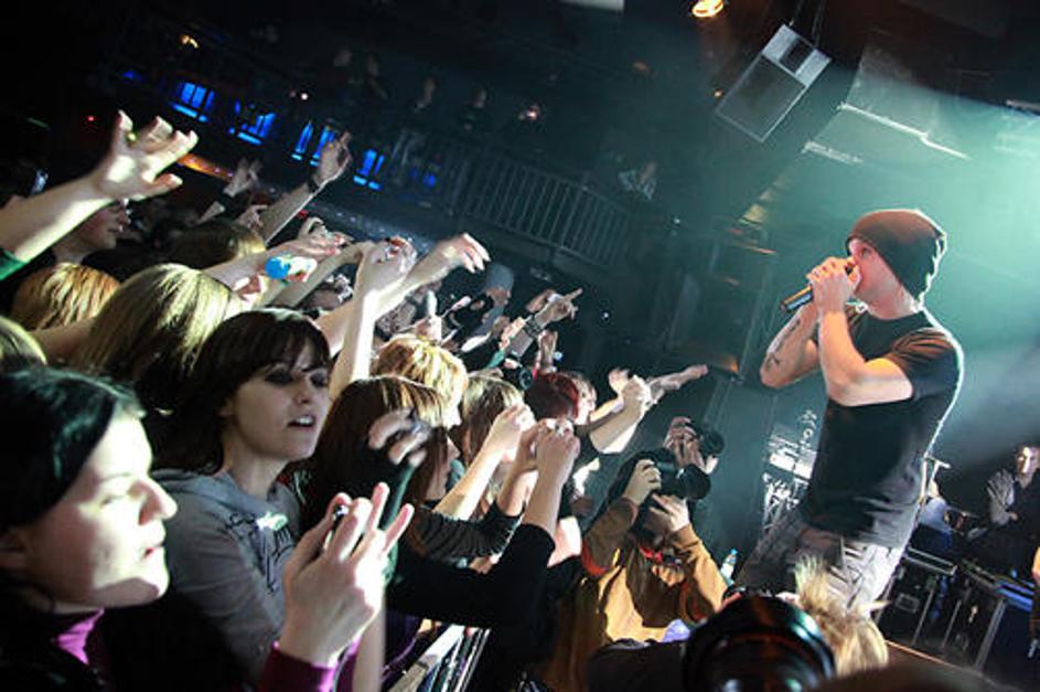 Vokalist Lauri Ylönen si je naklonjenost občinstva prislužil s pihanjem na dušo 