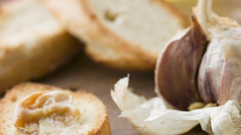 Česnov pire lahko začinite čisto po svojem okusu. (Foto: Shutterstock)