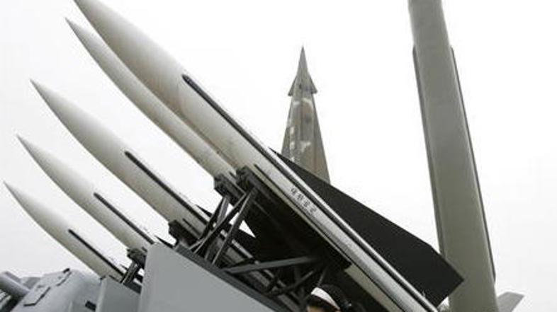 Iran je po poročanju državne televizije uspešno preizkusil posodobljeno raketo s