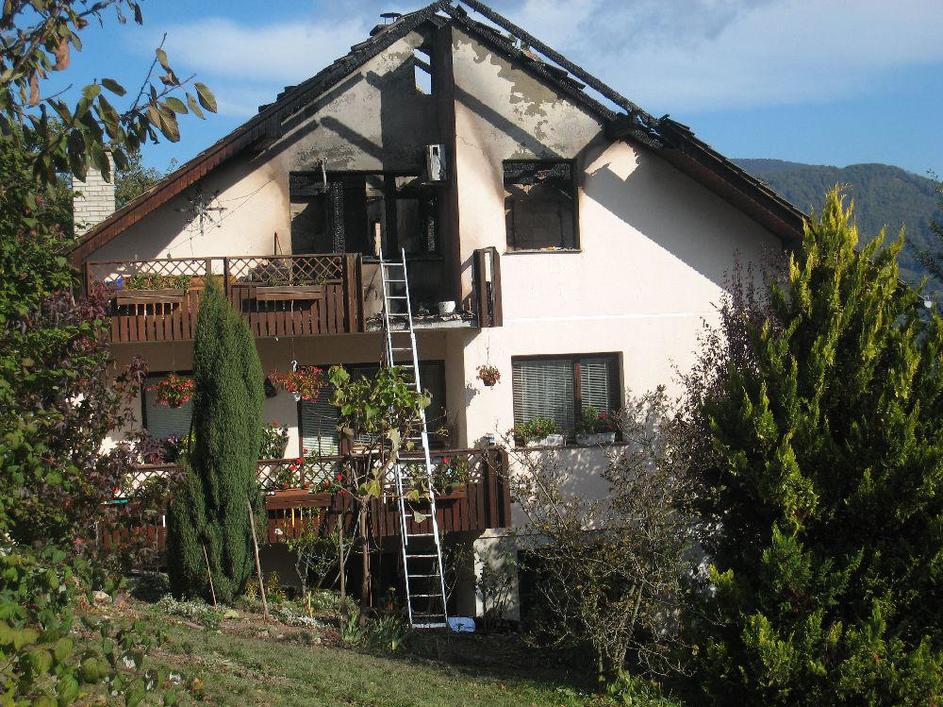 V požaru, ki je zajel stanovanjsko hišo v Brunški Gori, sta umrla mati in sin, h