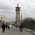 Minaret mošeje v Deri, kjer se zbirajo protestniki. (Foto: Reuters)