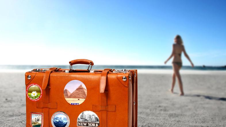 Naj kovček ne konča na drugi plaži kot vi. (Foto: Shutterstock)