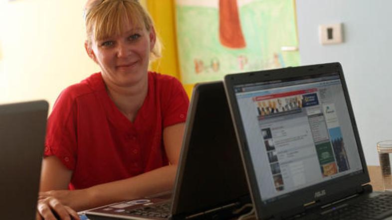 Nataša Španić se v društvu Misss med drugim uči dela z računalnikom. Njeni otroc