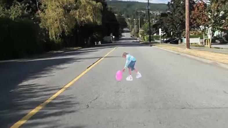 Marsikateri voznik bi pomislil, da je na cesto res stekel otrok. (Foto: YouTube)