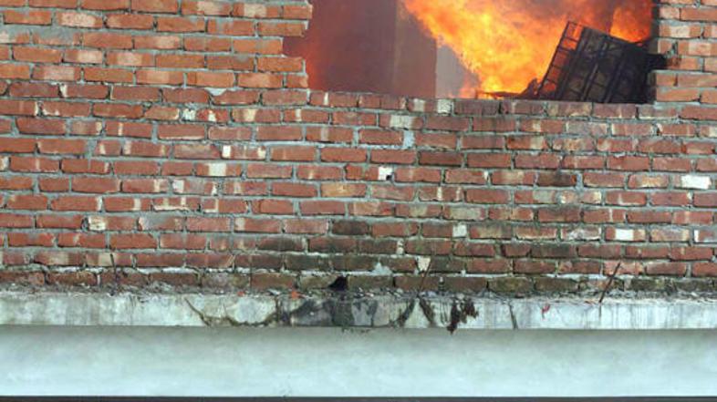 Fotografija prikazuje požar v tovarni oblačil v Dhaki leta 2007. (Foto: EPA)