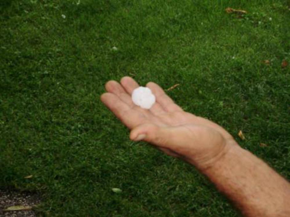 V petek nas lahko spet doleti toča.