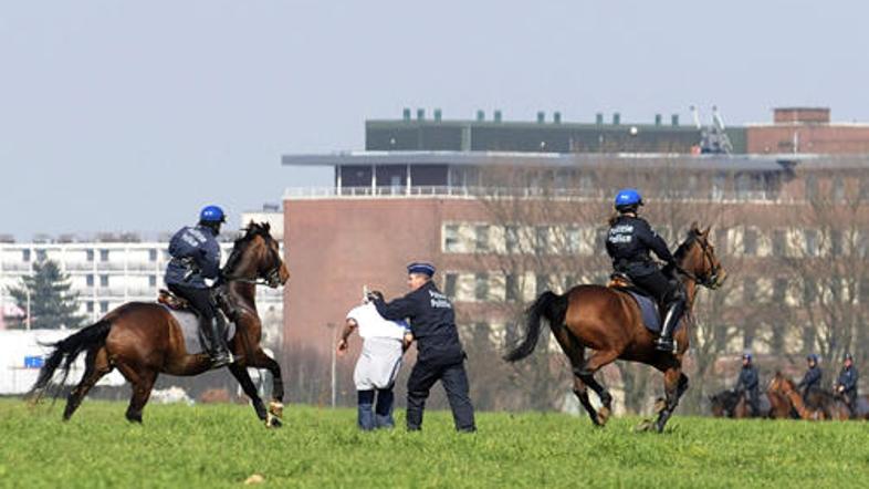 Večino demonstrantov so prijeli policisti na konjih v okolici Natovega sedeža v 