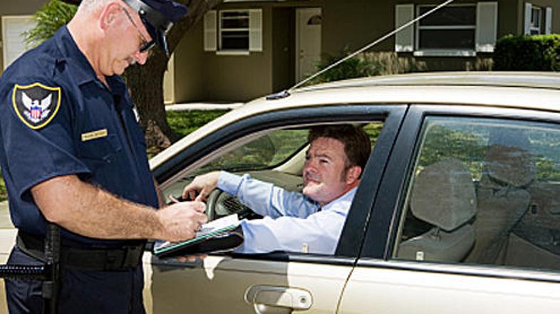 V civilnem avtomobilu, ki ga je uporabljal policist pod krinko, je bilo skritih 