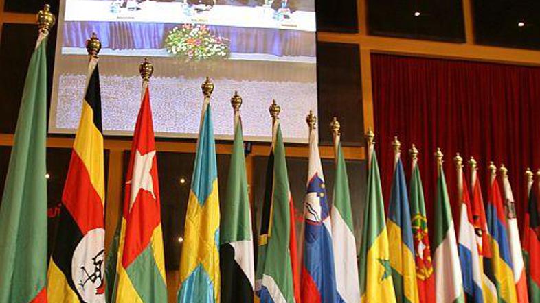 Zastave udeležen srečanja, med njimi tudi Slovenije.