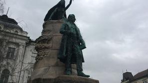 Prešeren odet v žico