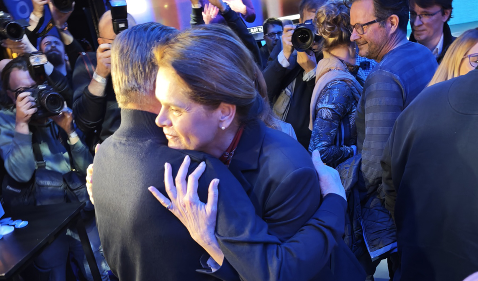 S kom se je Bratušek tako prisrčno objela?