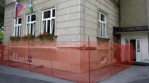 V vrtcu Jadvige Golež na Cesti zmage obnova fasade do 1. septembra še ne bo konč