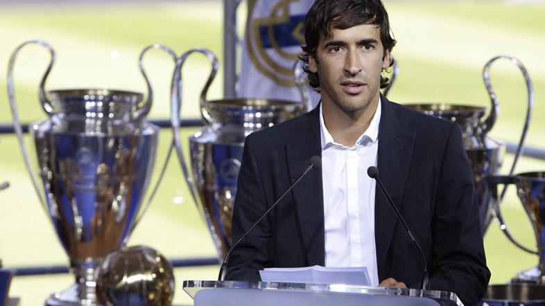 Raul Real Madrid Santiago Bernabeu pokal trofeje trofeja slovo poslovilna