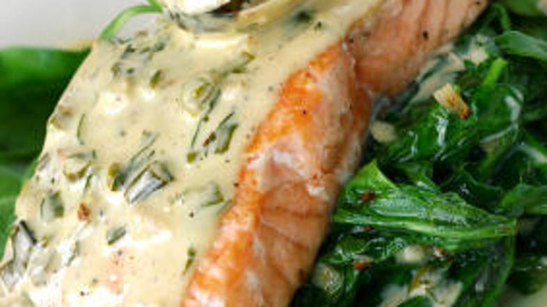 Lososov file lahko narežete tudi na manjše koščke.