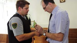 Bojanu Poplazu po desetih mesecih pripora na rokah ne bo več treba imeti lisic i