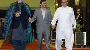 Karzaj in Ahmadinedžad na enem izmed tristranskih srečanj s pakistanskim predsed