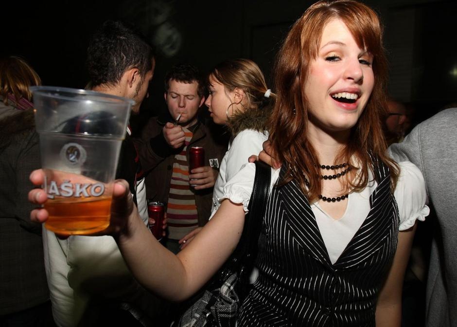 pitje alkohol popivanje | Avtor: Nik Rovan