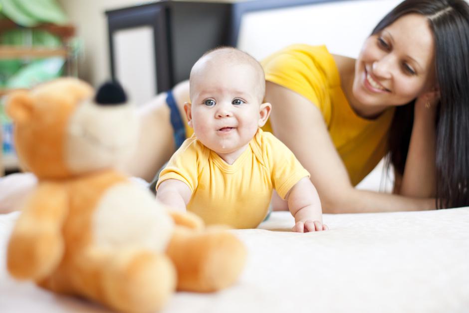 Pri šestih mesecih se dojenček že začne plaziti. (Foto: Shutterstock) | Avtor: Žurnal24 main