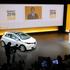 Šef Renaulta Carlos Ghosn je c Parizu predstavil električni model zoe.