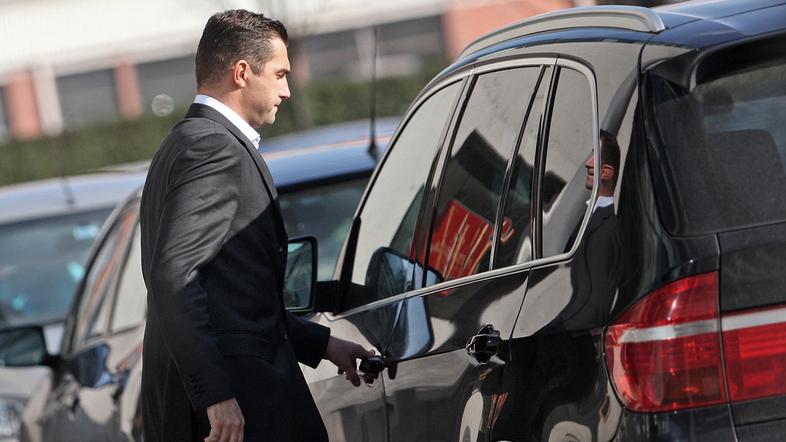 Roman Horvat vstopa v BMW X5, ki so mu ga pred 14 dnevi ukradli. (Foto: Žurnal24