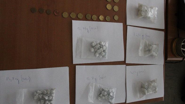 Zaseg prepovedanih drog in denarja.