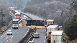 prometna nesreča na pomurski avtocesti prevrnjen tovornjak