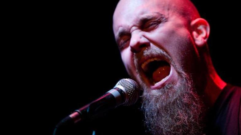 Na petek trinajstega novembra je v Menzi pri koritu na Metelkovi v solo vlogi na