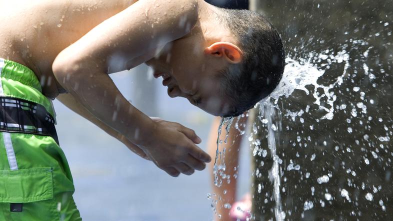 Zelo visoke temperature so objele tudi ZDA, zato se ljudje ohlajajo kar na ulica
