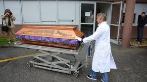 Zamenjali ženski v krstah