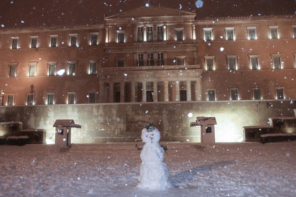 parlament Atene sneg snežni metež