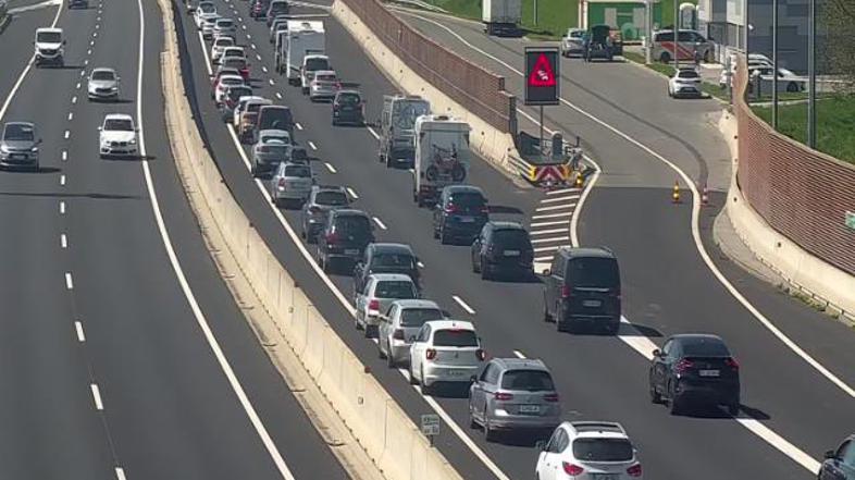 Zastoj na primorski avtocesti pri Logu