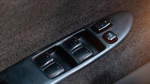 Stikala za odpiranje stekel star avto