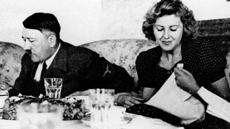 Adolf Hitler in Eva Braun za jedilno mizo