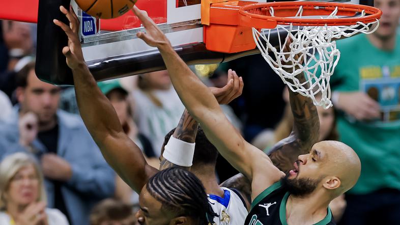 Blokada Derricka Whita nad PJ Washingtonom