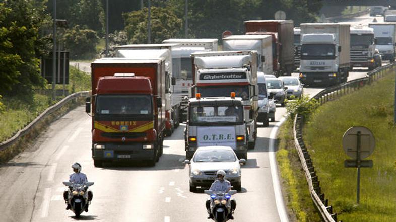 Okoli 15 tovornih vozil iz mesta Perpignan je oviralo promet na več mejnih preho