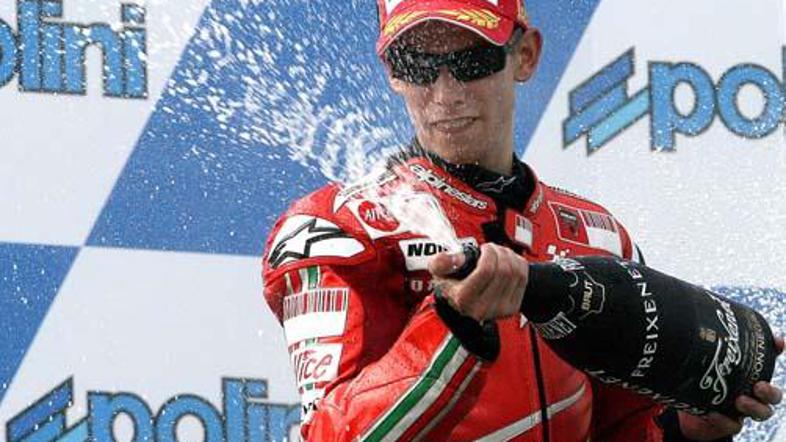 Casey Stoner je zmagovalec prve letošnje dirke v seriji MotoGP.