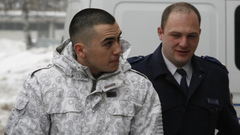 Radojević trdi, da so mu tako kot Saviću policisti vzeli bris ustne sluznice, ko