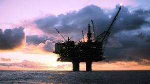 Nafta bo po ocenah IEA do leta 2030 dosegla ceno 200 evrov na sodček.