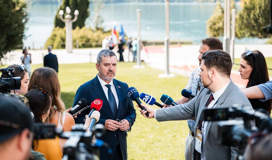 Opozicija napovedala interpelacijo, tako odgovarja minister
