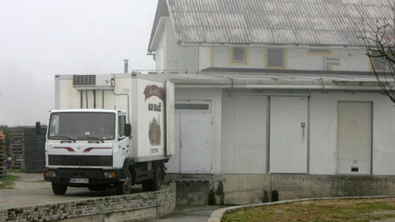 V sredo naj bi mesnico na Pobrežju, ki je v lasti Bračiča, obiskalo več policist