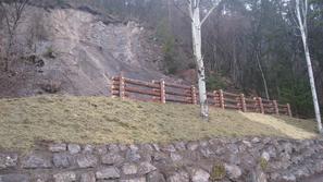 Plaz, ki je ogrožal Kolodvorsko cesto in tribune pod njo so z zaščitnim nasipom 