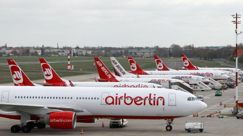 Letala so na tleh in tako številni športniki ne morejo na tekmovališča. (Foto: R