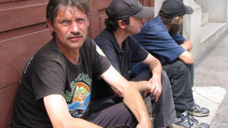 Na stopnicah pred banko in prodajalno na Glavnem trgu, ki sta čez dan njihov dom