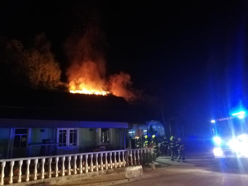 Požar, gasilci na delu