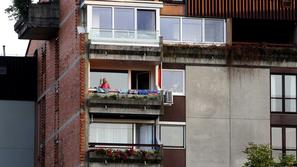 Slovenija 22.08.2013 zasteklen balkon, stanovanja, zasteklitev, blok, zgradba, s