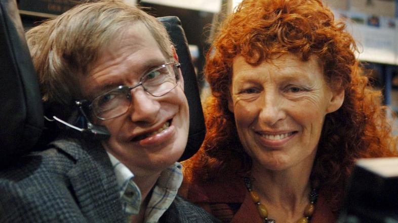 Stephen Hawking na fotografiji iz leta 2005 z ženo Elaine.