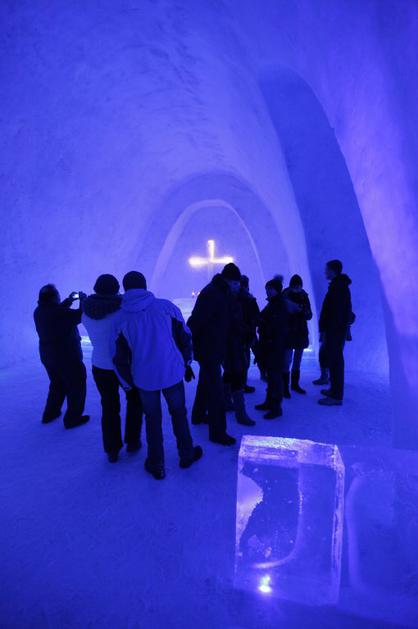 Ogledovanje notranjosti izvirne cerkve.